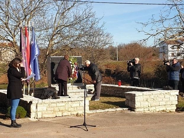 Propuštena prilika da se prekine s običajem polaganja vijenaca