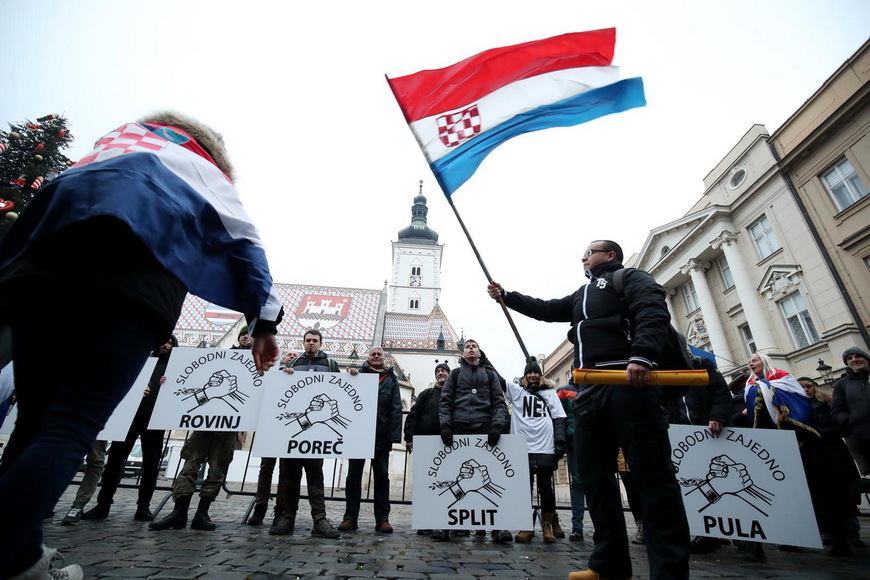 Mladići iz Istre mirno stoje, dok ustaški barjak vijori se   