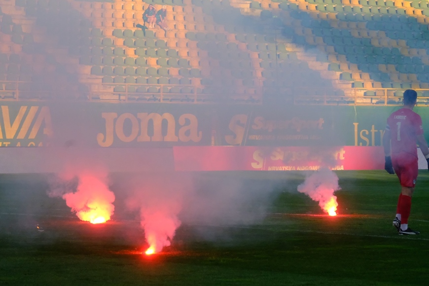 Baklje u terenu na Drosini (FOTO: Milivij Mijošek)