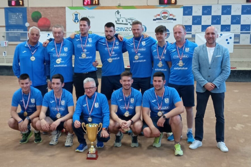 Boaćri Pazina sa zasluženim trofejem (FOTO: HBS)