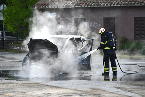 Izgorjeli automobil i garaža na Valdebeku 