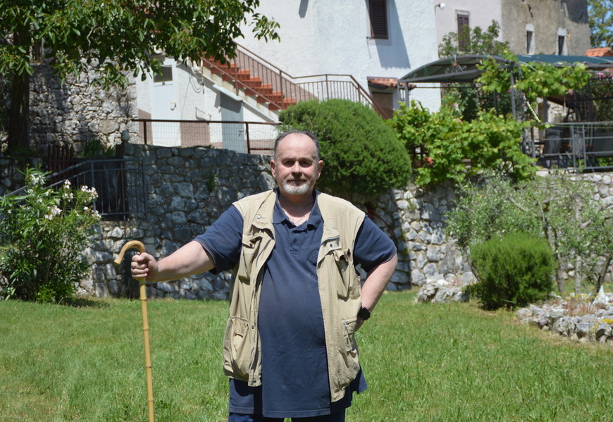 Denis Bonetta ispred svoje kuće u Kamenjarima