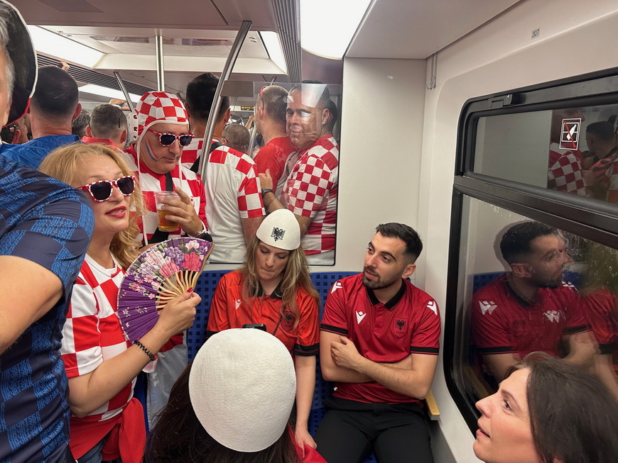 Albanski i hrvatski navijači zajedno se voze prema stadionu