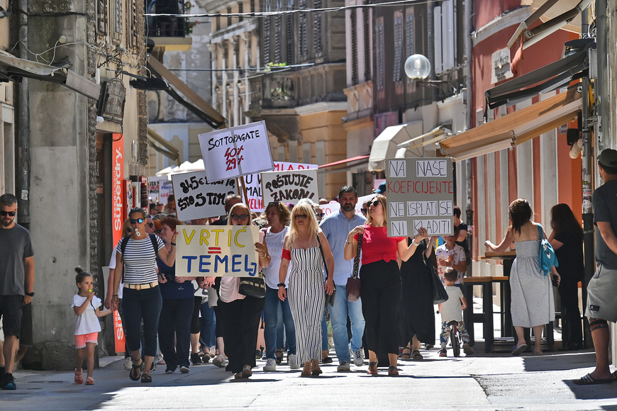 Nedavni prosvjed zaposlenika vrtića u Puli (foto: Istarski.hr)