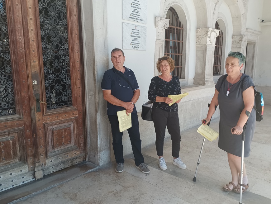 Odgojitelji i predstavnici sindikata ispred Komunalne palače (Snimio Bojan Žižović)