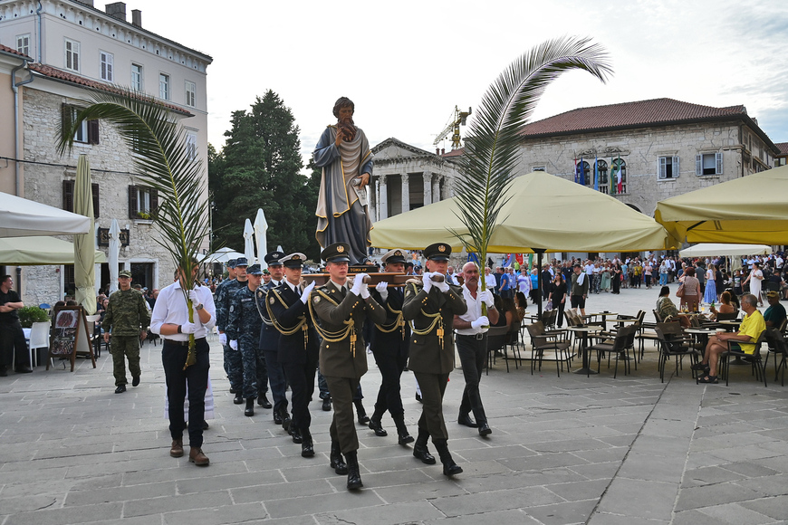 Procesija pulskim ulicama (Snimio Duško Marušić Čiči)