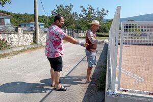 'Nanke freško mi ne dela ta teplina'