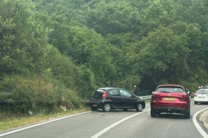 Prometna nesreća kod Raše. Vozilo se okrenulo na krov (foto)