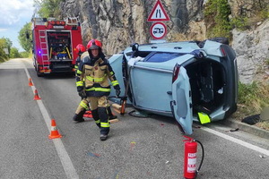 Talijan se nakon sudara s kombijem i automobilom prevrnuo na bok