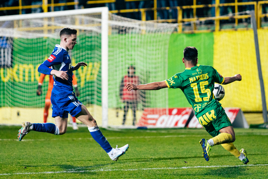 Marko Perković u duelu s Darwinom Matheusom (foto: NK Istra 1961)