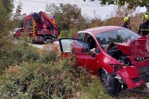 Izletio s ceste i zabio se u stablo, helikopterom prebačen u riječku bolnicu