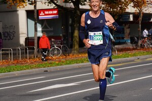 On je najbrži maratonac na Balkanu. Voli rock, promatra zvijezde, a kad trči supruga ga mora kočiti