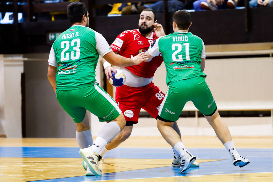 Antonio Ljubić u okršaju s obranom Krke (foto: RK Poreč / Jozo Čabraja / Kolektiff)