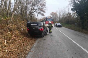 Prijepodne na istarskim cestama: automobilom se prevrnuo na krov, morali intervenirati vatrogasci