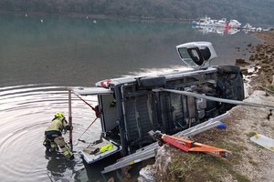 TEŠKA PROMETNA NESREĆA Kombi s četiri putnika sletio u Limski kanal