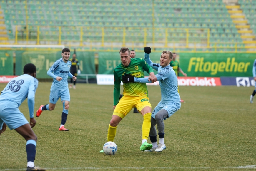 Kristian Fućak između koparskih igrača (foto: NK Istra 1961)