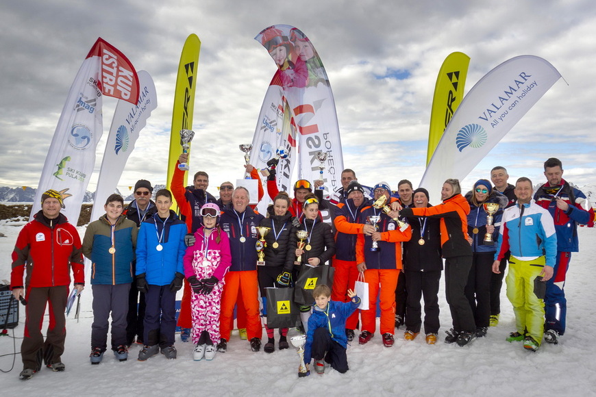 Svi prošlogodišnji nagrađeni sudionici utrke s organitatorima iz porečkog ski kluba (Foto: Vlado Bugarin)