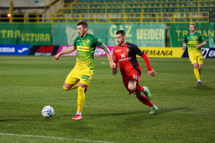 BIVŠI SUIGRAČI - Dario Marešić bježi Anti Ercegu (foto: NK Istra 1961)