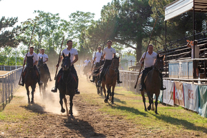 Nasmijani kapetan Paus silovito trči svoju trku na prstenac - ponese ga u galop i kad ne bi trebalo