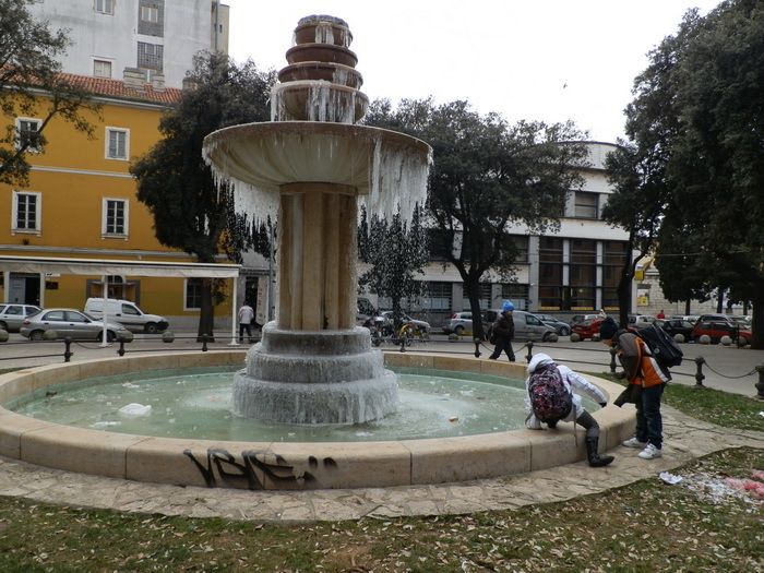 Mali su školarci su sa zanimanjem „proučavali“ led u fontani