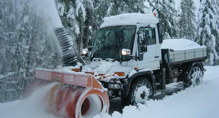 U Dalmaciju su poslana dva specijalna vozila Unimog i jedan kamion Iveco s posipačima i ralicama