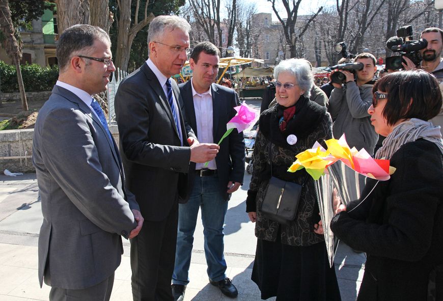 Ministar zdravlja Rajko Ostojić i zamjenik župana Vedran Grubišić u razgovoru s aktivistima