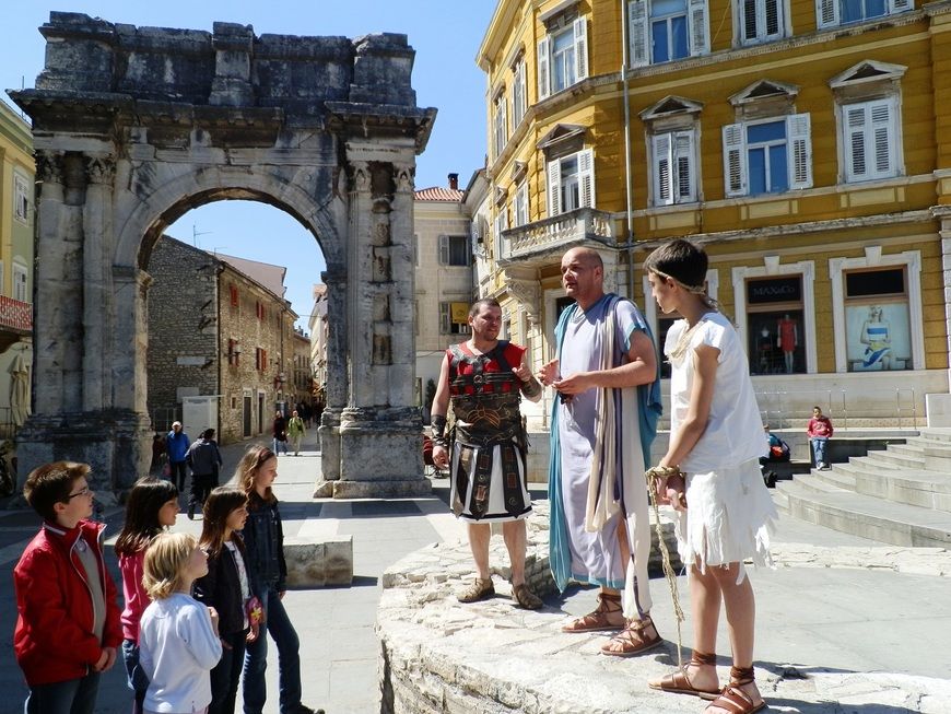 Predstavu igraju članovi kazališne udruge FERR