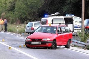 Astrom sletjela s ceste, pokosila znak i udarila u stablo