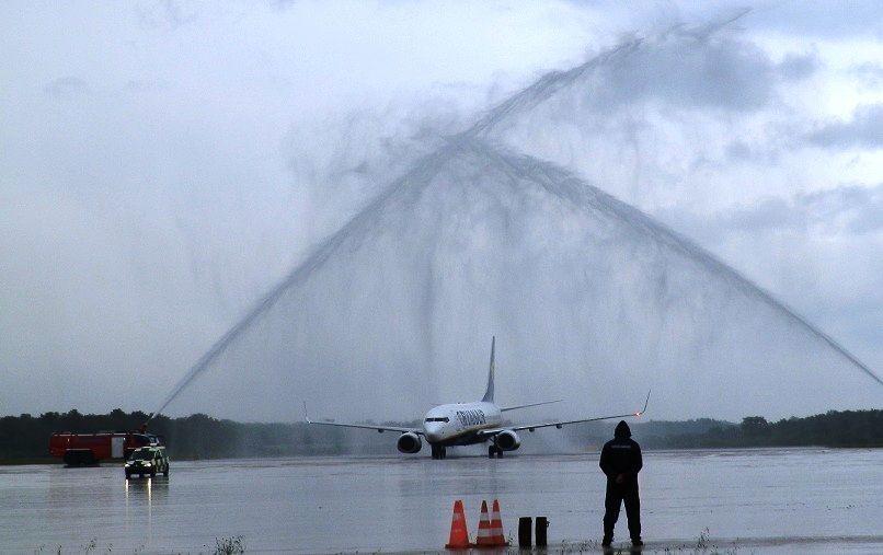 Ryanairov avion nakon što je sletio u Pulu "okupali" su vodeni topovi