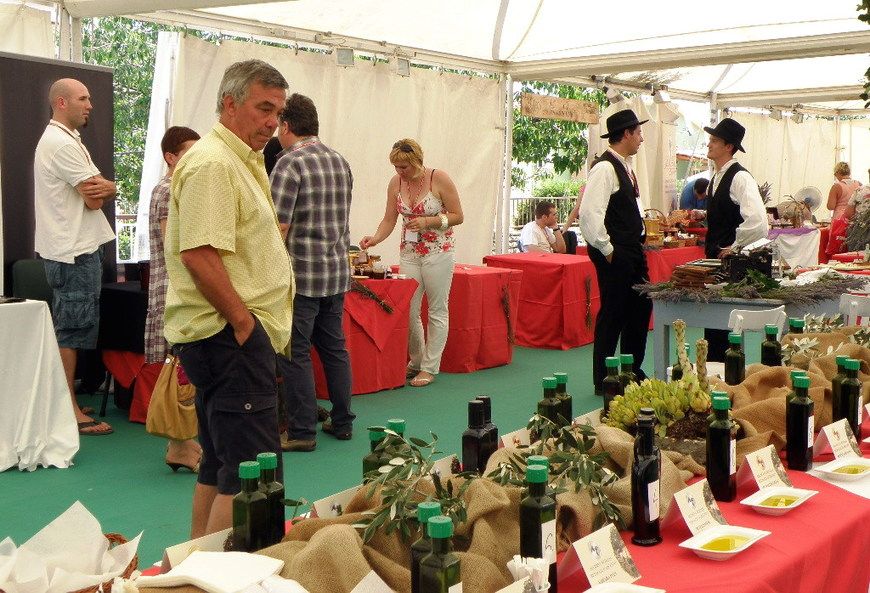 Pod šatorom se za svakog nešto može naći: od vina, maslinovog ulja, meda, ekološke čokolade, prekrasnih rukotvorina, lavande, povrća, originalnih predmeta od maslinovog drva