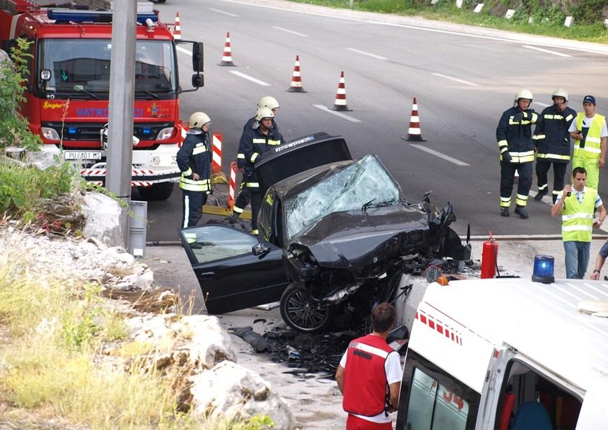 Vozač se velikom brzinom zaletio u betonsku pregradu na izlazu iz tunela