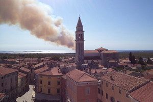 Požar između Peroja i Barbarige ugašen uz pomoć kanadera