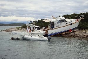 Kod Medulina spašen 11-godišnji daskaš, kod Pule se nasukao trimaran