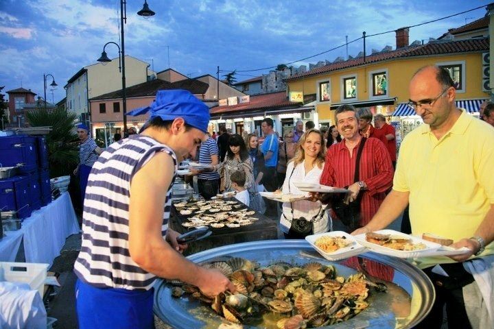 Posjetitelje očekuje degustacija ukusnih jela od raznih plodova mora po promotivnim cijenama