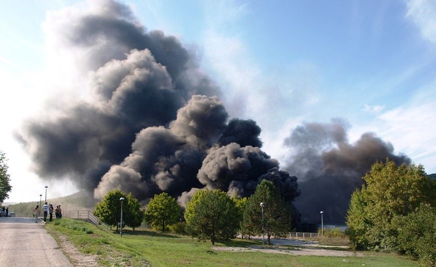 Gusti dim iznad objekta - snimljeno oko 16 sati (Foto: Darko Tumpić)