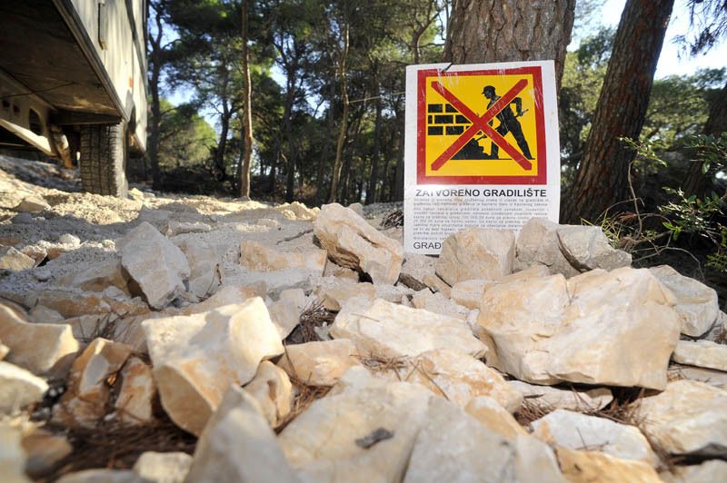 Cijena po rušenju i do 200 tisuća kuna, a 2012. već je srušeno 150 objekata (Foto: Jutarnji list)