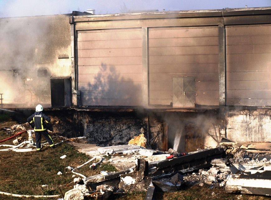 U požaru je potpuno izgorjelo podrumsko skladište tvrtke Brati Ritoša