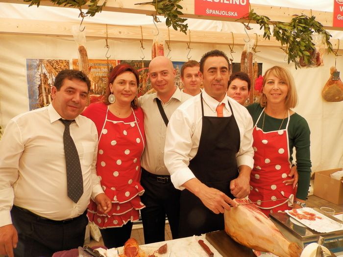 . Fefi i Gregori (druga i treći s lijeva) sa španjolskim pršutarima u Tinjanu (Foto: Nenad Čakić)