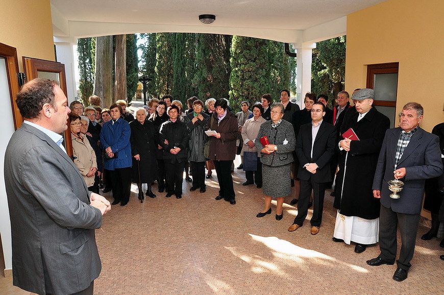 Uz nazočnost gradonačelnika Klaudija Vitasovića i predsjednika Gradskog vijeća Corrada Ghiralda, župnik Don Joško Listeš blagoslovio je kapelicu