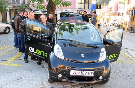 Peugeot koji je plijenio pažnju mnogih, ima 16 kilovat sati što je energija dovoljna za 150 km vožnje. Brzina mu je do 130 km/h, bešuman je, a cijena mu je oko 230 tisuća kuna s PDV-om