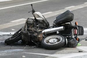 Fiatom naletio na motor: Motociklist u padu ostao bez kacige i teško se ozlijedio