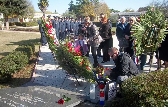 Vijence su položile obitelji stradalih