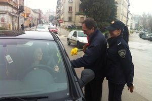 Umjesto prometne kontrole Puljanke policija iznenadila cvijetom!