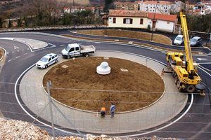 Bulin i boća konačno postavljeni nasred kružnog toka na Štranjgi