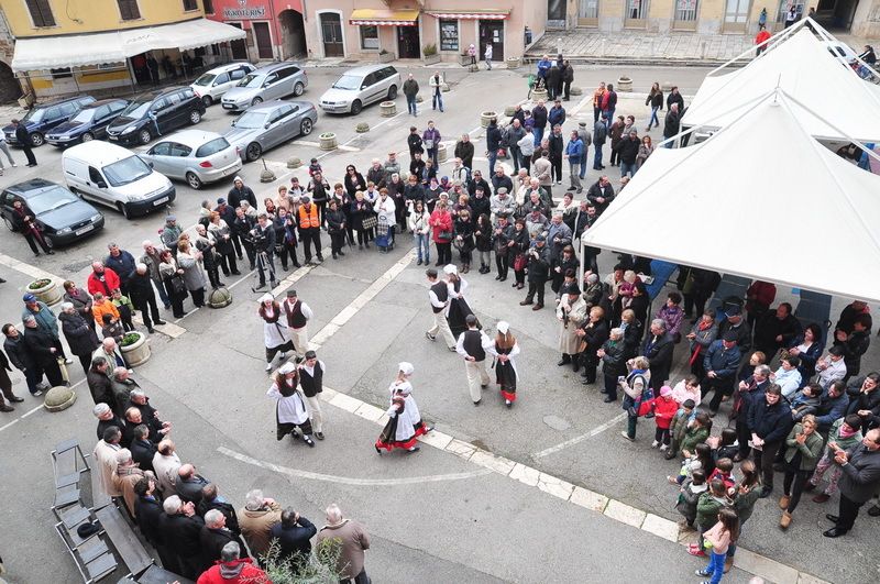 Prigodnim kulturnim programom i obraćanjem predstavnika organizatora obilježen je početak Smotri