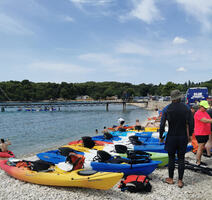 Plaža okupirana kajacima (Foto: Redarstvo Grada Pule)