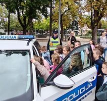 Razgledavanje policijskog automobila