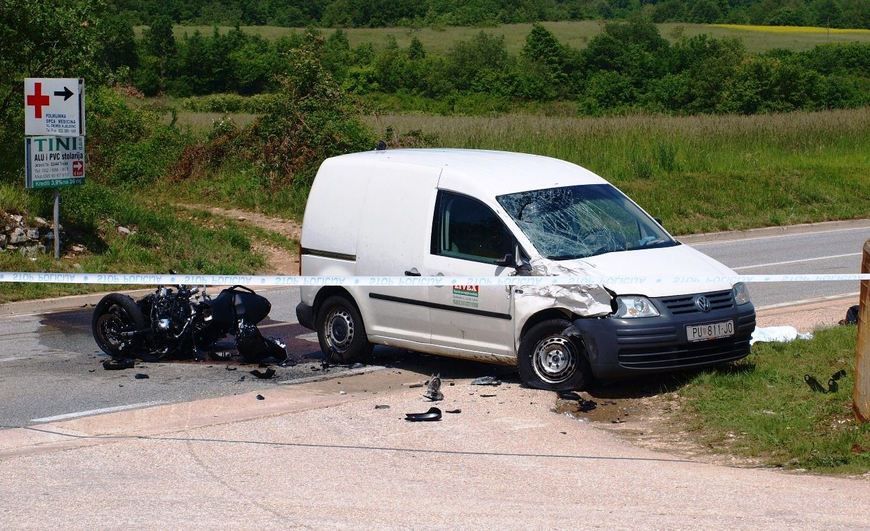 Motocikl je udario u prednji bočni dio automobila