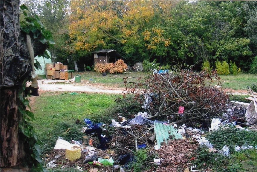 Smeće koje se nalazi na parceli nepodnošljivo smrdi i izvor je zaraze