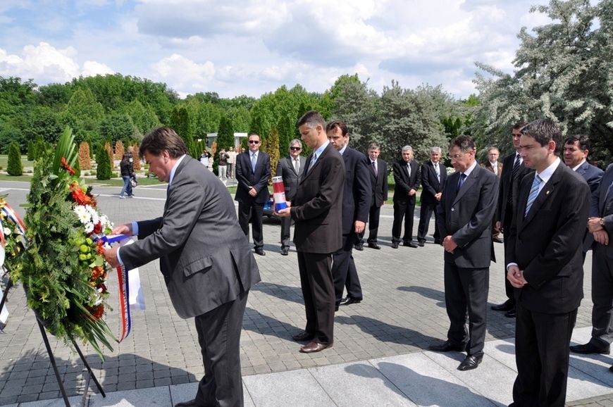 Polaganje vijenca na Memorijalnom groblju žrtava iz Domovinskog rata